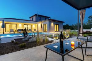 Villa Flores by Briskva