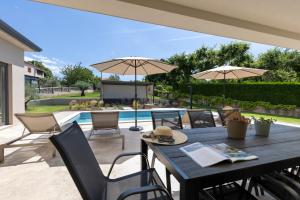 Villa Flores by Briskva