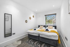 Stylish 2 Bed 2 Bath Hove Apartment - Walk to Station & Beach - Optional Parking - Sleeps 8