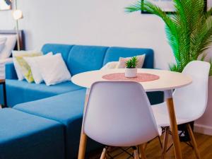 Large Double Suite | Sleeps 8 | 2 Kitchens | 2 CR