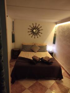 maison Noé , chambre au rez de chaussée sale de bain privative séparer