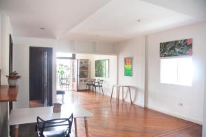 Centro, balcón, luz, muy amplio y tranquilo, WiFi