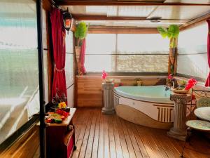 Domus Corneliæ - Romantico Attico Roman & Jacuzzi - Metro A Cornelia