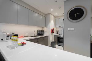 Free housekeeping visits during your stay - StayShort - 2 BR in Downtown Sleeps 4 with Beautiful Views