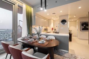 Free housekeeping visits during your stay - StayShort - 2 BR in Downtown Sleeps 4 with Beautiful Views