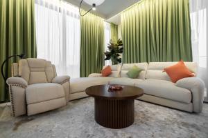 Free housekeeping visits during your stay - StayShort - 2 BR in Downtown Sleeps 4 with Beautiful Views