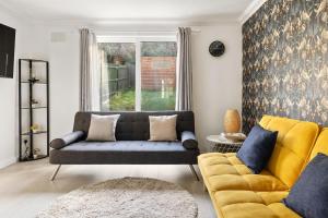 Charming 2-Bed House Purley Station