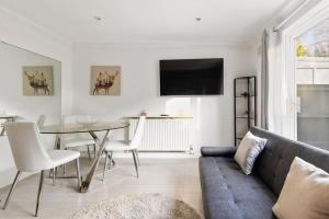 Charming 2-Bed House Purley Station