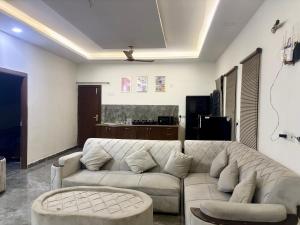 2BHK Farmhouse with Pool & Garden - Noida Best Farm BBQ, Bonfire, BYOB, Private Party, Music System, Pet Friendly