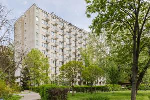 SuperApart Saska 48a, Sleek 6th-Floor Studio with Balcony & Elevator Access