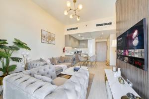 Elegant 2BR Getaway in Azizi Riviera Near Downtown