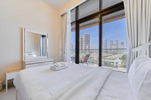 Elegant 2BR Getaway in Azizi Riviera Near Downtown