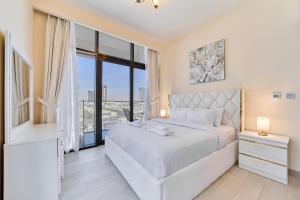Elegant 2BR Getaway in Azizi Riviera Near Downtown