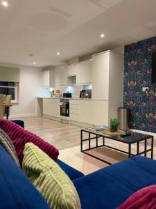 Luxury 9 Bed Retreat • Sleeps 14 • Free Parking