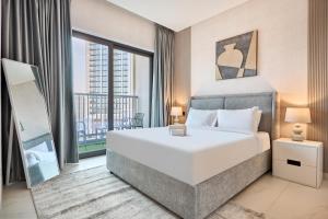 STAY BY LATINEM Luxury 1BR Holiday Home CA 1605 Near Burj Khalifa
