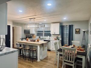 Spacious 3BR Knoxville Home - Sleeps 6 -Full Kitchen