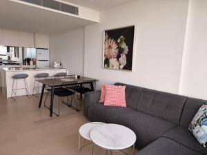 Level 43 Luxury 3BR, Ocean, Lake Views, Parking