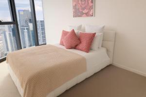 Level 43 Luxury 3BR, Ocean, Lake Views, Parking