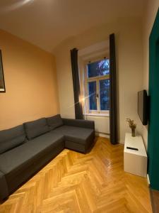 Stylish studio apartment by Namesti Miru