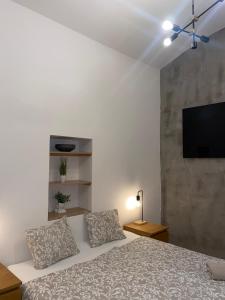 Stylish studio apartment by Namesti Miru