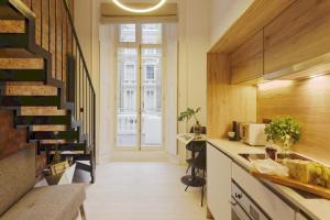 Lovely Mezzanine loft-classy balcony at NottingHil