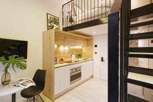 Lovely Mezzanine loft-classy balcony at NottingHil