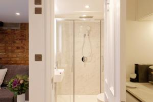 Studio with balcony in Central London