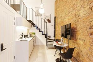 Lovely Mezzanine loft +Japanese WC at Notting Hil