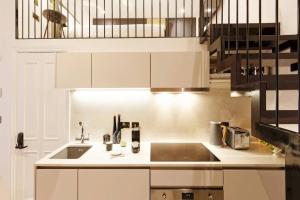 Lovely Mezzanine loft +Japanese WC at Notting Hil