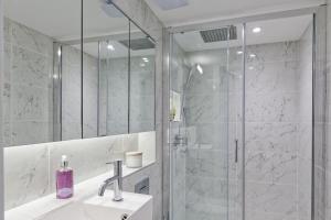 Lovely Mezzanine loft +Japanese WC at Notting Hil