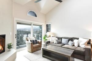 Lake Forest Alpine View: Lake Mountain Views