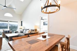 Lake Forest Alpine View: Lake Mountain Views