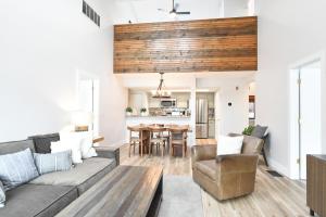 Lake Forest Alpine View: Lake Mountain Views