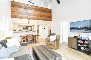 Lake Forest Alpine View: Lake Mountain Views