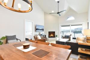 Lake Forest Alpine View: Lake Mountain Views