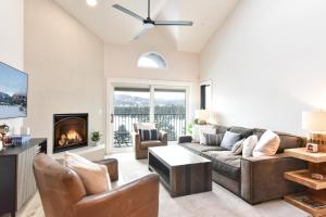 Lake Forest Alpine View: Lake Mountain Views