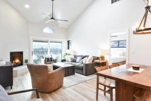 Lake Forest Alpine View: Lake Mountain Views