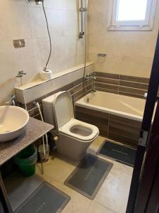 Cozy Townhouse with a Backyard