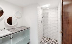 Upper Jarvis - Stylish 1-Bed in Shared Guesthouse