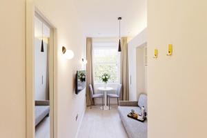 Studio at 3rd floor, premium street Notting Hill.