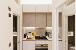 Studio at 3rd floor, premium street Notting Hill.