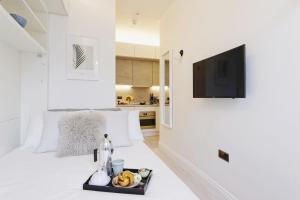 Studio at 3rd floor, premium street Notting Hill.
