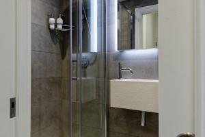 Studio at 3rd floor, premium street Notting Hill.