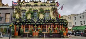 Studio at 3rd floor, premium street Notting Hill.