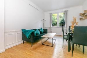 T2 Paris 19ème Buttes Chaumont - II