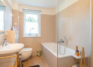 Ferienhaus "Louisa" mit Lademöglichkeit, Garten und Badewanne