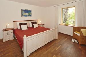 Gepflegtes Reetdachhaus auf großem Grundstück mit Badewanne und Terrasse