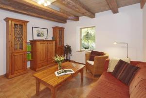 Gepflegtes Reetdachhaus auf großem Grundstück mit Badewanne und Terrasse