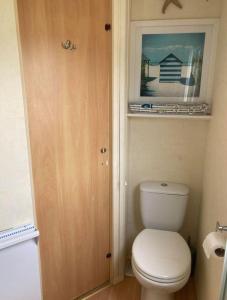 Homely Caravan At Orchards Holiday Park In Essex, Sleeps 8 Ref 15018B