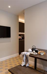 Micro studio, private bathroom-shared kitchen